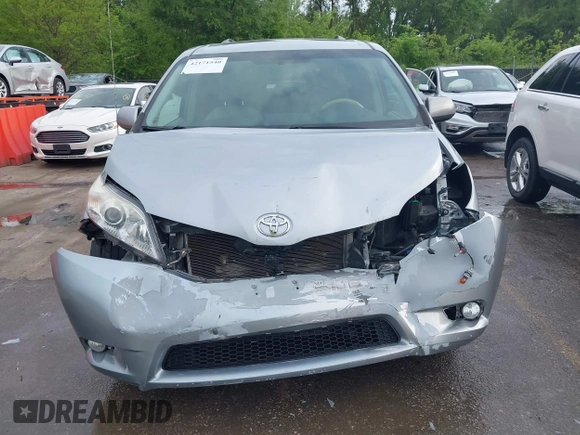 2014 Toyota Sienna XLE z VIN 5TDYK3DC6ES488569, wystawiony jako IAAI lot #42171540 z przebiegiem 97 416 mil mil oraz . Historia ofert i sprzedaży dostępna na DreamBid. Obrazek 6.