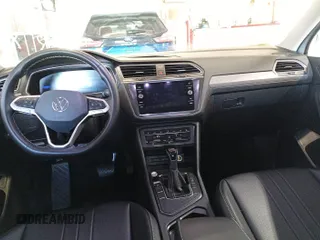 2024 Volkswagen Tiguan SE z VIN 3VV3B7AX7RM105271, wystawiony jako IAAI lot #42752403 z przebiegiem 27 050 mil mil oraz . Historia ofert i sprzedaży dostępna na DreamBid. Obrazek 45.