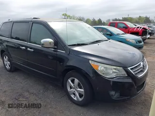 2011 Volkswagen Routan z VIN 2V4RW6DG6BR695681, wystawiony jako IAAI lot #42078872 z przebiegiem 141 730 mil mil oraz . Historia ofert i sprzedaży dostępna na DreamBid. Obrazek 1.