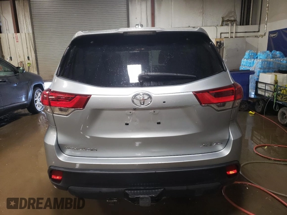 2019 Toyota Highlander SE z VIN 5TDJZRFHXKS745415, wystawiony jako Copart lot #49050585 z przebiegiem 81 440 mil mil oraz Szkoda całkowita • Salvage title. Historia ofert i sprzedaży dostępna na DreamBid. Obrazek 6.