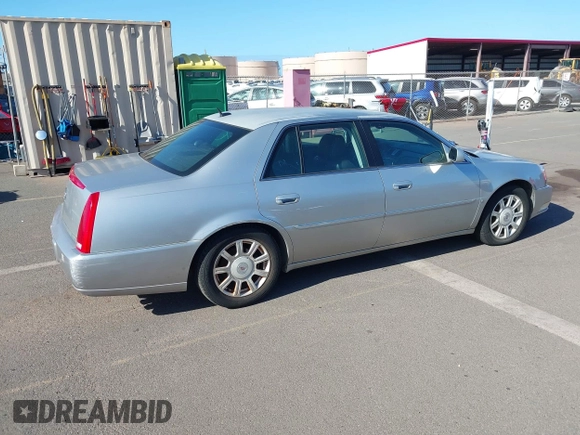 2008 Cadillac DTS 1SD z VIN 1G6KD57Y78U180638, wystawiony jako IAAI lot #42360062 z przebiegiem 90 012 mil mil oraz . Historia ofert i sprzedaży dostępna na DreamBid. Obrazek 4.