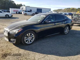 2016 Infiniti Q70 z VIN JN1BY1AP7GM220860, wystawiony jako Copart lot #49328875 z przebiegiem 129 211 mil mil oraz Szkody całkowita. Historia ofert i sprzedaży dostępna na DreamBid. Obrazek 1.