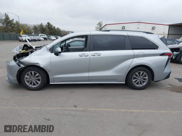 2021 Toyota Sienna XLE with VIN 5TDYRKEC6MS069690, listed as a IAAI auction lot 41841252 with 56,632 mi miles. Bid and sale history available at carsss.com. Image 14.