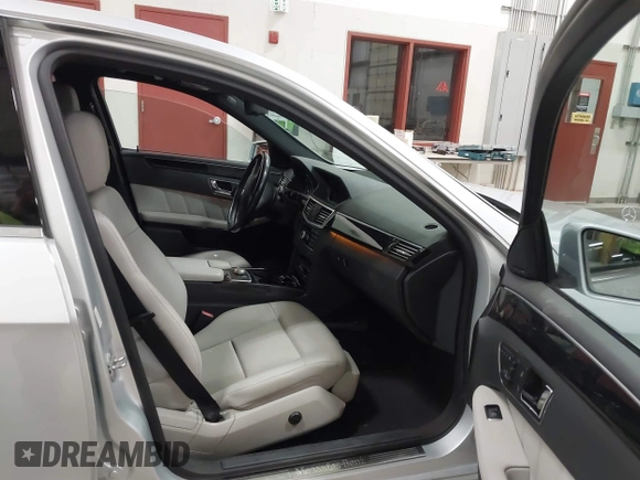 2011 Mercedes-Benz E-Class E 350 Luxury with VIN WDDHF5GB6BA356879, listed as a IAAI auction lot 42054931 with 94,285 mi miles. Bid and sale history available at carsss.com. Image 5.
