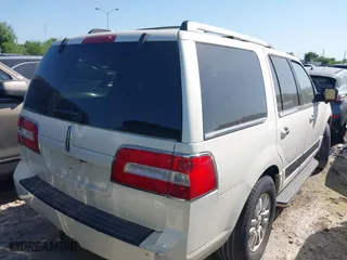 2008 Lincoln Navigator with VIN 5LMFU285X8LJ20420, listed as a IAAI auction lot 41906383 with 271,081 mi miles. Bid and sale history available at carsss.com. Image 4.