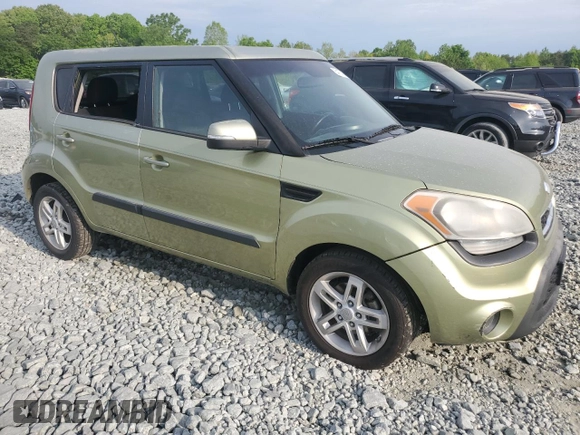 2013 Kia Soul + z VIN KNDJT2A61D7590104, wystawiony jako Copart lot #54177485 z przebiegiem 300 317 mil mil oraz Szkoda całkowita • Salvage title. Historia ofert i sprzedaży dostępna na DreamBid. Obrazek 4.