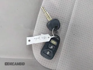 2008 Kia Spectra EX z VIN KNAFE121685502109, wystawiony jako IAAI lot #42418742 z przebiegiem 126 739 mil mil oraz . Historia ofert i sprzedaży dostępna na DreamBid. Obrazek 11.