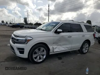 2023 Ford Expedition Platinum z VIN 1FMJU1L85PEA24027, wystawiony jako Copart lot #88954575 z przebiegiem 12 860 mil mil oraz Szkoda całkowita • Salvage title. Historia ofert i sprzedaży dostępna na DreamBid. Obrazek 1.
