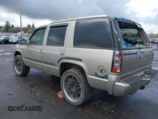 1999 Cadillac Escalade z VIN 1GYEK13R4XR410963, wystawiony jako IAAI lot #40599113 z przebiegiem 191 751 mil mil oraz . Historia ofert i sprzedaży dostępna na DreamBid. Obrazek 3.