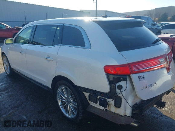 2014 Lincoln MKT EcoBoost z VIN 2LMHJ5AT9EBL52165, wystawiony jako IAAI lot #41246424 z przebiegiem 154 332 mil mil oraz . Historia ofert i sprzedaży dostępna na DreamBid. Obrazek 3.