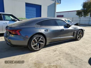 2024 Audi RS e-tron GT z VIN WAUBHBFW8R7901420, wystawiony jako Copart lot #87637305 z przebiegiem 2102 mil mil oraz Szkody całkowita. Historia ofert i sprzedaży dostępna na DreamBid. Obrazek 3.