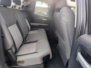 2017 Toyota Tundra SR z VIN 5TFUW5F19HX656990, wystawiony jako Copart lot #51087865 z przebiegiem 123 481 mil mil oraz Szkoda całkowita • Salvage title. Historia ofert i sprzedaży dostępna na DreamBid. Obrazek 10.