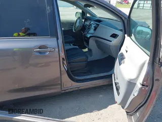 2011 Toyota Sienna SE с VIN 5TDXK3DC0BS126129, выставлен на аукционе IAAI как лот 42200517 с пробегом 158 408 миль миль и . История ставок и продаж доступна на DreamBid. Изображение 5.