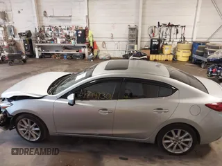 2017 Mazda 3 Grand Touring z VIN 3MZBN1W30HM133185, wystawiony jako IAAI lot #42279730 z przebiegiem 6 518 mil mil oraz . Historia ofert i sprzedaży dostępna na DreamBid. Obrazek 14.