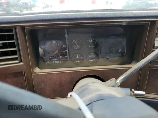 1984 Chevrolet Monte Carlo z VIN 1G1AZ37H3ER221496, wystawiony jako Copart lot #54297665 z przebiegiem 91 351 mil mil oraz Szkody całkowita. Historia ofert i sprzedaży dostępna na DreamBid. Obrazek 9.