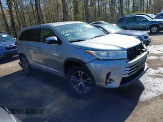 2017 Toyota Highlander LE z VIN 5TDBZRFH9HS479947, wystawiony jako IAAI lot #42040093 z przebiegiem 117 063 mil mil oraz . Historia ofert i sprzedaży dostępna na DreamBid. Obrazek 1.