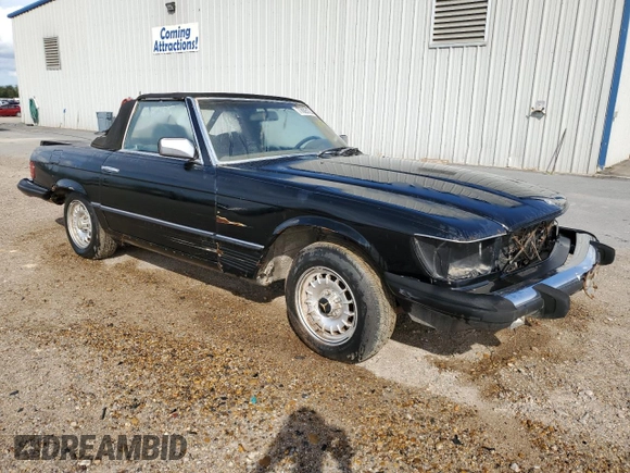 1982 Mercedes-Benz 380 SL z VIN WDBBA45A0CB015197, wystawiony jako Copart lot #77005124 z przebiegiem 96 588 mil mil oraz Czysty tytuł • Clean title. Historia ofert i sprzedaży dostępna na DreamBid. Obrazek 4.