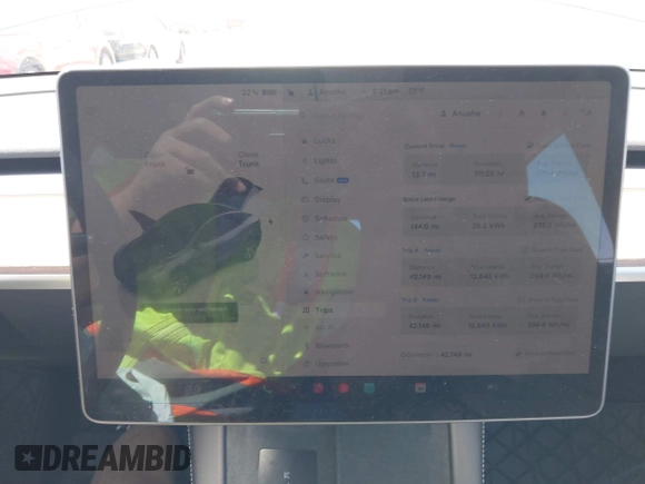 2023 Tesla Model Y Long Range z VIN 7SAYGDEE8PA191415, wystawiony jako IAAI lot #42155577 z przebiegiem 42 149 mil mil oraz . Historia ofert i sprzedaży dostępna na DreamBid. Obrazek 19.