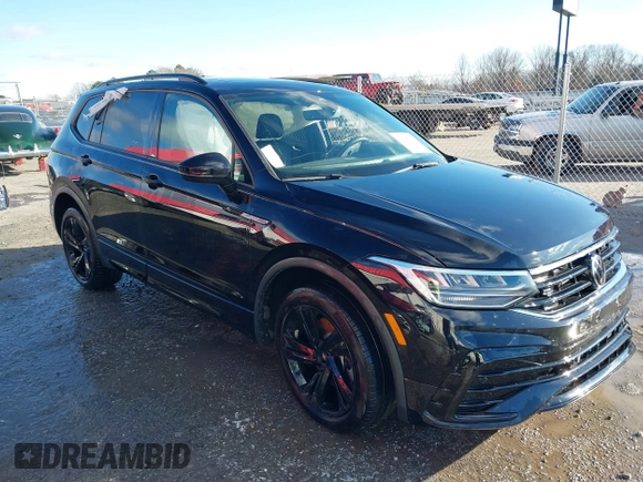 2023 Volkswagen Tiguan SE R-Line Black z VIN 3VVCB7AX5PM100499, wystawiony jako IAAI lot #41261505 z przebiegiem 26 677 mil mil oraz . Historia ofert i sprzedaży dostępna na DreamBid. Obrazek 1.