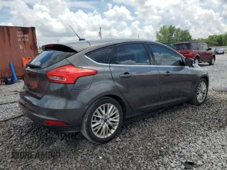 2015 Ford Focus Titanium z VIN 1FADP3N28FL239706, wystawiony jako Copart lot #62478895 z przebiegiem 143 536 mil mil oraz Szkoda całkowita • Salvage title. Historia ofert i sprzedaży dostępna na DreamBid. Obrazek 3.