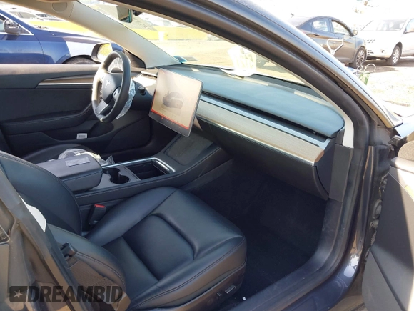 2022 Tesla Model 3 Long Range z VIN 5YJ3E1EB2NF183893, wystawiony jako IAAI lot #42130396 z przebiegiem 25 552 mil mil oraz . Historia ofert i sprzedaży dostępna na DreamBid. Obrazek 5.