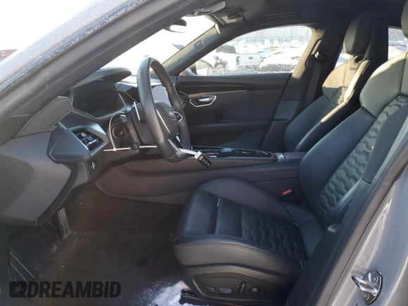 2022 Audi e-tron GT Prestige z VIN WAUEJBFW6N7007945, wystawiony jako Copart lot #45677315 z przebiegiem 32 372 mil mil oraz Nie do naprawy. Historia ofert i sprzedaży dostępna na DreamBid. Obrazek 7.