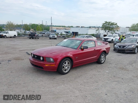2005 Ford Mustang GT Deluxe z VIN 1ZVHT82H055218846, wystawiony jako IAAI lot #42169493 z przebiegiem 184 397 mil mil oraz . Historia ofert i sprzedaży dostępna na DreamBid. Obrazek 2.