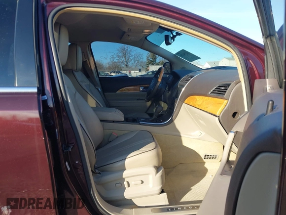 2011 Lincoln MKX z VIN 2LMDJ8JK6BBJ06452, wystawiony jako IAAI lot #41204256 z przebiegiem 129 177 mil mil oraz . Historia ofert i sprzedaży dostępna na DreamBid. Obrazek 5.