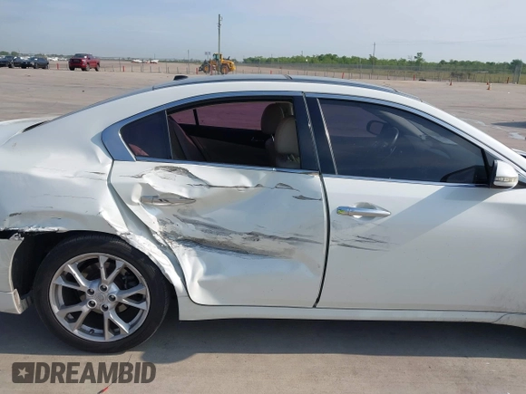 2013 Nissan Maxima S z VIN 1N4AA5AP2DC835246, wystawiony jako IAAI lot #42047026 z przebiegiem 125 004 mil mil oraz . Historia ofert i sprzedaży dostępna na DreamBid. Obrazek 6.