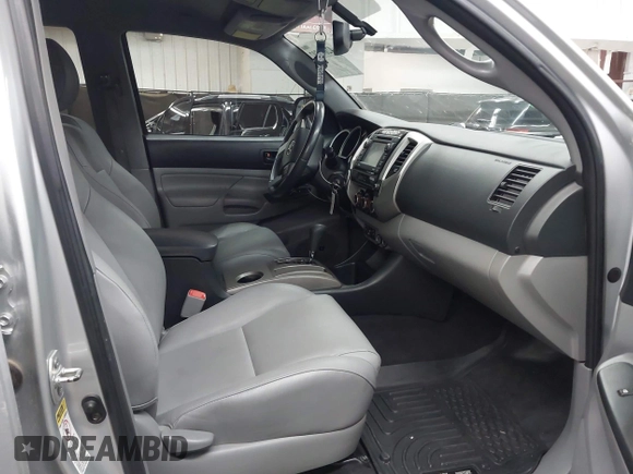 2013 Toyota Tacoma z VIN 3TMLU4EN0DM123507, wystawiony jako IAAI lot #42691592 z przebiegiem 100 894 mil mil oraz . Historia ofert i sprzedaży dostępna na DreamBid. Obrazek 5.