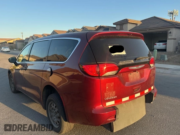 2021 Chrysler Voyager L z VIN 2C4RC1AG1MR566700, wystawiony jako Copart lot #61878865 z przebiegiem 145 709 mil mil oraz Czysty tytuł • Clean title. Historia ofert i sprzedaży dostępna na DreamBid. Obrazek 3.