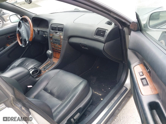 2001 Lexus ES 300 with VIN JT8BF28G015112689, listed as a IAAI auction lot 42075076 with 241,147 mi miles. Bid and sale history available at carsss.com. Image 5.