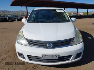 2010 Nissan Versa S z VIN 3N1BC1AP9AL410658, wystawiony jako IAAI lot #42236702 z przebiegiem 199 287 mil mil oraz . Historia ofert i sprzedaży dostępna na DreamBid. Obrazek 6.