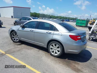 2013 Chrysler 200 Touring z VIN 1C3CCBBB9DN542645, wystawiony jako IAAI lot #42298710 z przebiegiem 114 317 mil mil oraz . Historia ofert i sprzedaży dostępna na DreamBid. Obrazek 3.