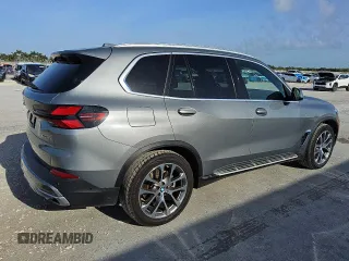 2024 BMW X5 xDrive40i z VIN 5UX23EU05R9T53848, wystawiony jako Copart lot #56057905 z przebiegiem 45 572 mil mil oraz Tytuł czysty. Historia ofert i sprzedaży dostępna na DreamBid. Obrazek 3.