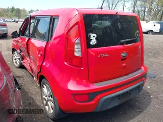 2013 Kia Soul + z VIN KNDJT2A63D7610143, wystawiony jako IAAI lot #42124581 z przebiegiem 104 155 mil mil oraz . Historia ofert i sprzedaży dostępna na DreamBid. Obrazek 3.