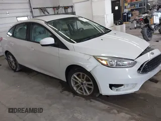 2018 Ford Focus SE z VIN 1FADP3F23JL257845, wystawiony jako IAAI lot #42196709 z przebiegiem 77 027 mil mil oraz . Historia ofert i sprzedaży dostępna na DreamBid. Obrazek 1.