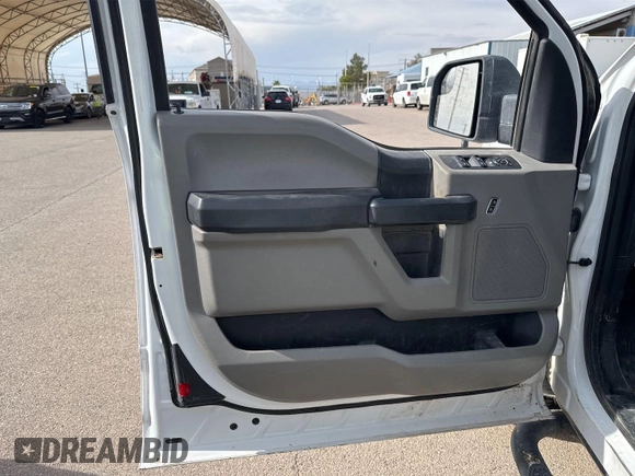2018 Ford F-150 XL z VIN 1FTFX1E58JKF35180, wystawiony jako IAAI lot #42782023 z przebiegiem 105 516 mil mil oraz . Historia ofert i sprzedaży dostępna na DreamBid. Obrazek 17.