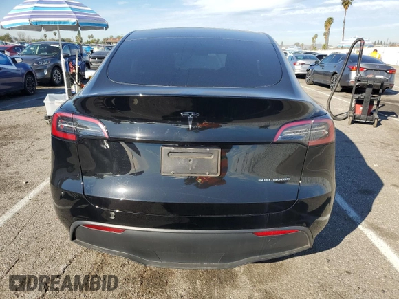 2024 Tesla Model Y Long Range z VIN 7SAYGAEE2RF075681, wystawiony jako Copart lot #86433524 z przebiegiem 18 640 mil mil oraz Szkoda całkowita • Salvage title. Historia ofert i sprzedaży dostępna na DreamBid. Obrazek 6.