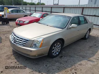 2008 Cadillac DTS 1SA z VIN 1G6KD57Y28U146610, wystawiony jako IAAI lot #42321563 z przebiegiem 76 837 mil mil oraz . Historia ofert i sprzedaży dostępna na DreamBid. Obrazek 2.