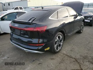 2022 Audi e-tron Sportback S line Premium Plus z VIN WA12AAGE8NB023545, wystawiony jako Copart lot #40283084 z przebiegiem 19 680 mil mil oraz . Historia ofert i sprzedaży dostępna na DreamBid. Obrazek 3.