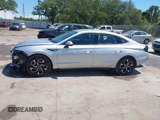 2025 Hyundai Sonata SEL z VIN KMHL64JAXSA452153, wystawiony jako IAAI lot #42481619 z przebiegiem 9 287 mil mil oraz . Historia ofert i sprzedaży dostępna na DreamBid. Obrazek 14.