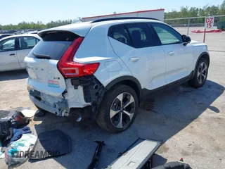 2025 Volvo XC40 Plus Dark Theme с VIN YV4L12UC2S2451557, выставлен на аукционе IAAI как лот 42136456 с пробегом 3 796 миль миль и . История ставок и продаж доступна на DreamBid. Изображение 4.