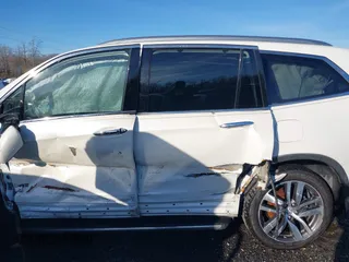 2017 Honda Pilot Touring with VIN 5FNYF6H98HB102313, listed as a IAAI auction lot 41244311 with 106,931 mi miles. Bid and sale history available at carsss.com. Image 15.