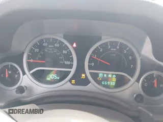 2010 Jeep Wrangler Sahara z VIN 1J4AA5D19AL133321, wystawiony jako IAAI lot #42369872 z przebiegiem 66 930 mil mil oraz . Historia ofert i sprzedaży dostępna na DreamBid. Obrazek 7.