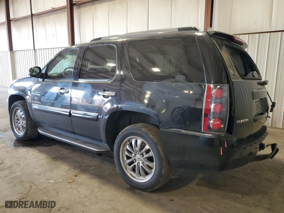 2008 GMC Yukon Denali with VIN 1GKFK63868J131422, listed as a Copart auction lot 77600024 with 177,198 mi miles and Salvage Title. Bid and sale history available at carsss.com. Image 2.