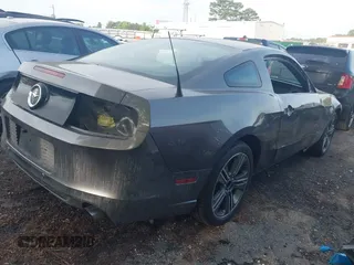 2013 Ford Mustang V6 z VIN 1ZVBP8AM7D5279716, wystawiony jako IAAI lot #42181208 z przebiegiem 83 111 mil mil oraz . Historia ofert i sprzedaży dostępna na DreamBid. Obrazek 4.