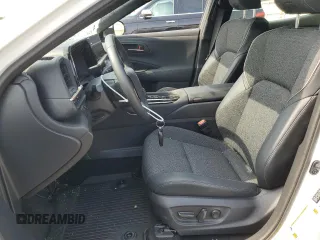 2024 Toyota Crown XLE z VIN JTDAAAAF9R3021418, wystawiony jako Copart lot #64093744 z przebiegiem 7248 mil mil oraz Szkody całkowita. Historia ofert i sprzedaży dostępna na DreamBid. Obrazek 7.