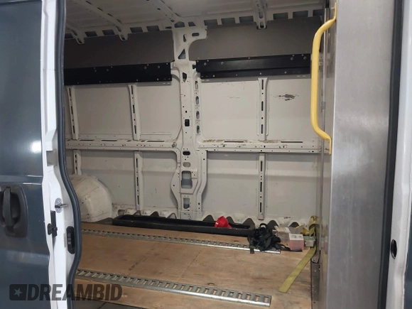 2018 Ram ProMaster Cargo z VIN 3C6TRVDG2JE160937, wystawiony jako IAAI lot #41654742 z przebiegiem 206 731 mil mil oraz . Historia ofert i sprzedaży dostępna na DreamBid. Obrazek 8.