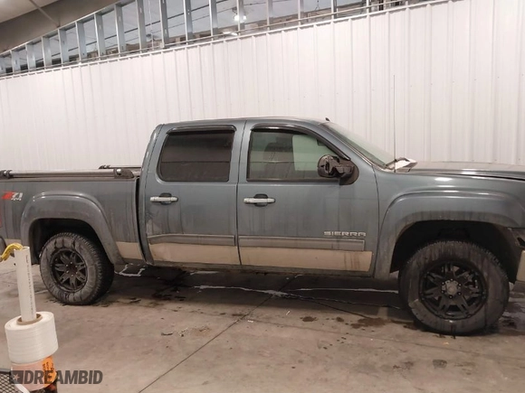 2011 GMC Sierra 1500 SLE with VIN 3GTP2VE36BG236062, listed as a IAAI auction lot 41567246 with 186,678 mi miles. Bid and sale history available at carsss.com. Image 13.